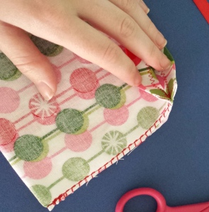 How to sew an easy DIY Christmas pullstring pouch - Paroxa Designs